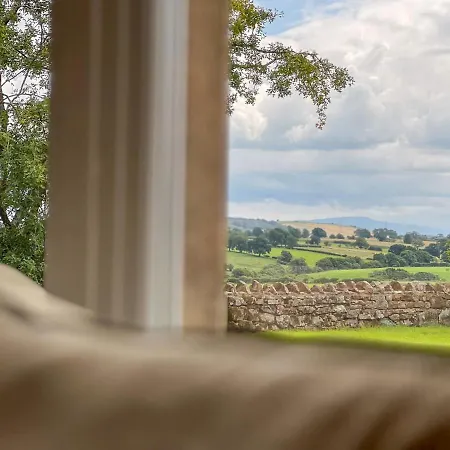 High House, In A Rural Setting With Countryside Views, Garden With Bbq & Hot Tub