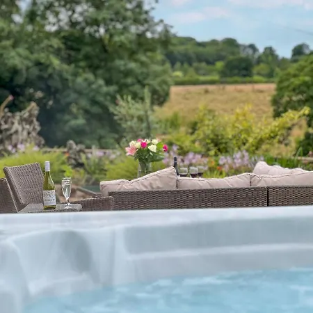 Nyaraló High House, In A Rural Setting With Countryside Views, Garden With Bbq & Hot Tub