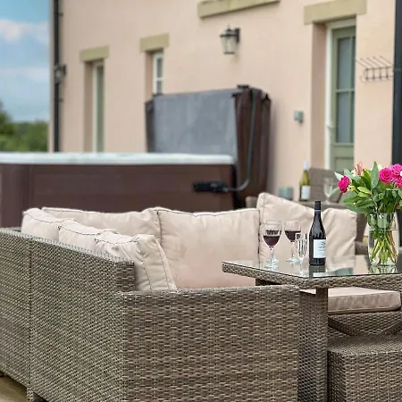 High House, In A Rural Setting With Countryside Views, Garden With Bbq & Hot Tub *