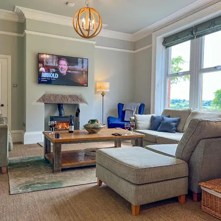 High House, In A Rural Setting With Countryside Views, Garden With Bbq & Hot Tub Nyaraló