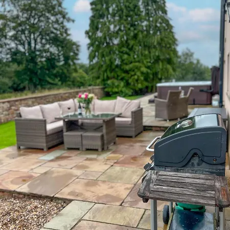 Dom wakacyjny High House, In A Rural Setting With Countryside Views, Garden With Bbq & Hot Tub *
