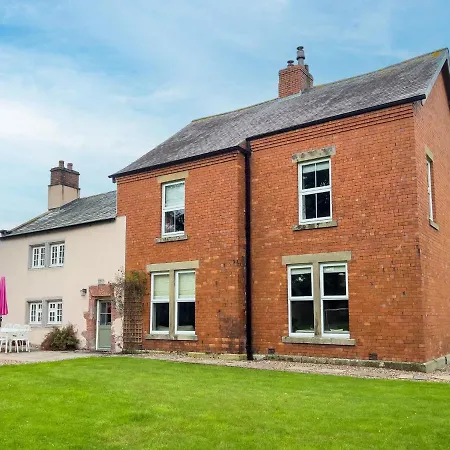 Dom wakacyjny High House, In A Rural Setting With Countryside Views, Garden With Bbq & Hot Tub *