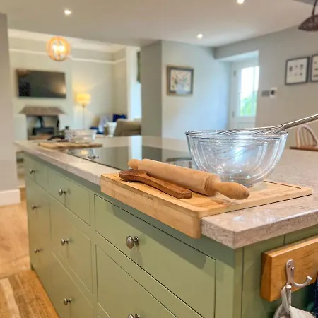 High House, In A Rural Setting With Countryside Views, Garden With Bbq & Hot Tub Holiday home *