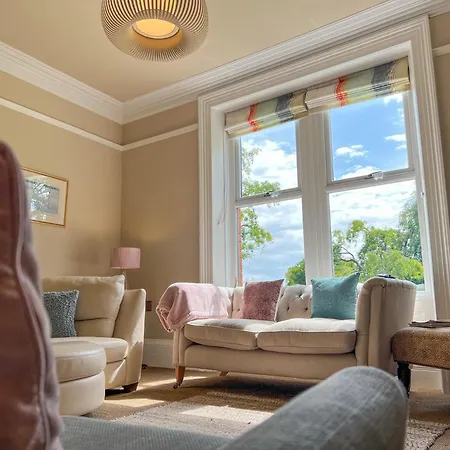 High House, In A Rural Setting With Countryside Views, Garden With Bbq & Hot Tub Holiday home *