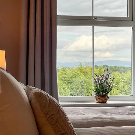 High House, In A Rural Setting With Countryside Views, Garden With Bbq & Hot Tub *