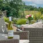 High House, In A Rural Setting With Countryside Views, Garden With Bbq & Hot Tub Feriehus *