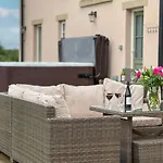 High House, In A Rural Setting With Countryside Views, Garden With Bbq & Hot Tub *