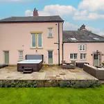 High House, In A Rural Setting With Countryside Views, Garden With Bbq & Hot Tub Southwaite