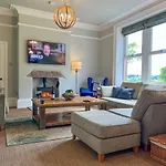 High House, In A Rural Setting With Countryside Views, Garden With Bbq & Hot Tub Feriehus